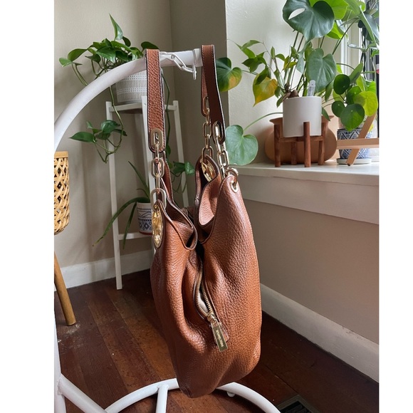 Michael Kors Large Leather Purse with Chain Lots of Pockets - Picture 2 of 3